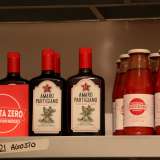 Mentre discutiamo su un ripiano notiamo anche due boccette di liquore, anch'esso autoprodotto e dal nome evocativo: "Amaro partigiano".
